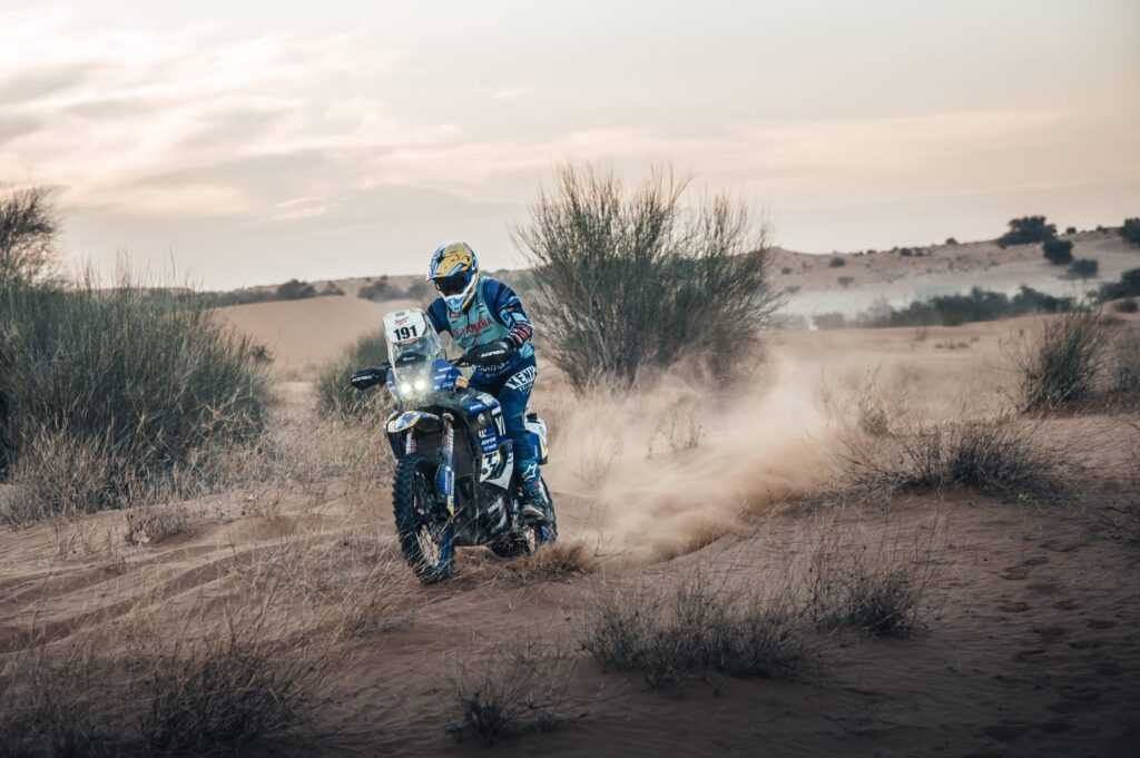 Die Wüste brennt wenn Mike Wiedemann mit der Yamaha T7 darüber prügelt